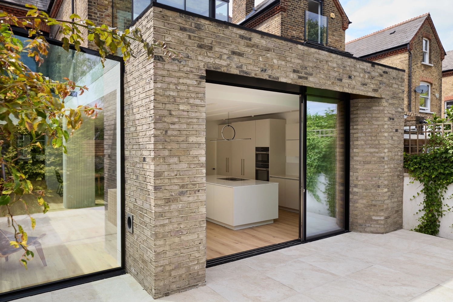architect-detail-ofull-width-rear-aspect-biofolds-r10-builders-The-Bands