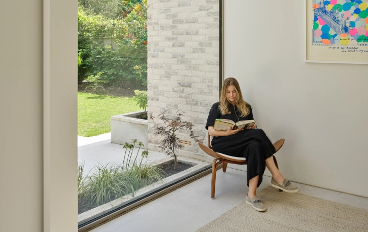 contemporary-side-return-renovation-west-london-r10-builders-lady-sat-in-corner-reading